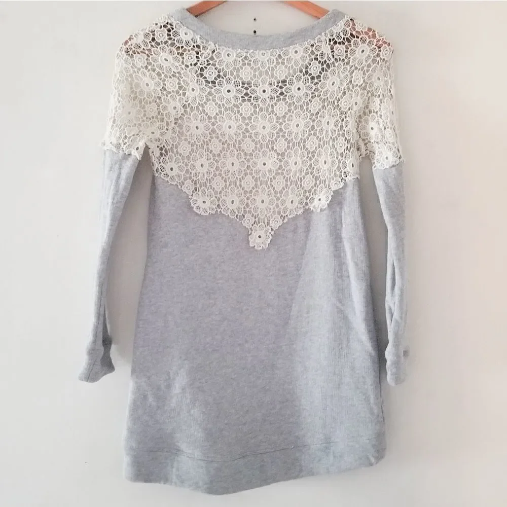 Gianni Bini sweatshirt with lace details